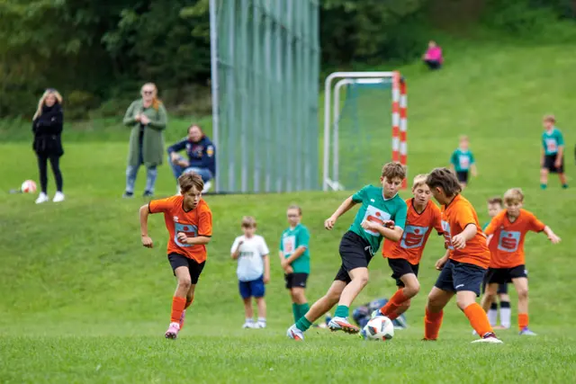 Sportprofessor Lukas Gauster leitet die Fußball-Schülerliga. | Foto: Privat