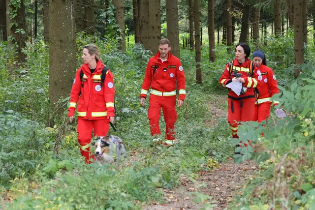 Menschen und Hunde der ÖRHB Oberösterreich stellten sich der mehrstündigen Überprüfung bei Tag und Nacht, um für die Personensuche tauglich zu sein. | Foto: ÖRHB LG OÖ