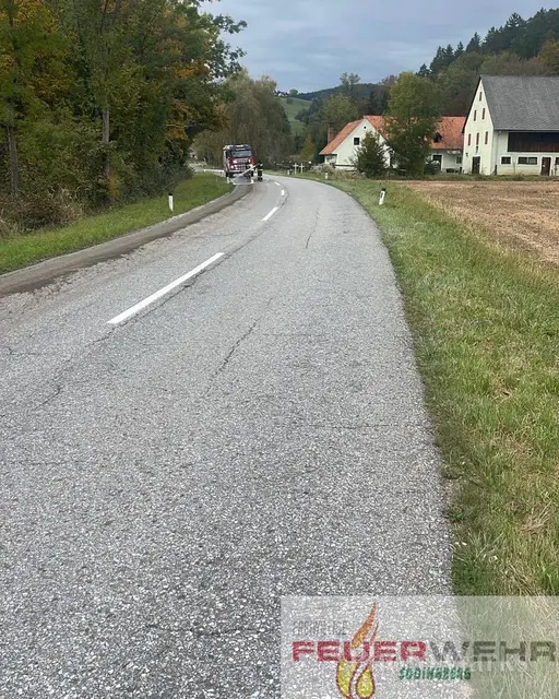 Die Güllespur zog sich auf mehrere Kilometer der L315 entlang. | Foto: FF Södingberg