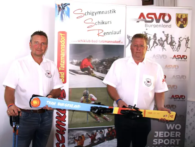 Obmann-Stv. Joachim Gross und Obmann Wilfried Neubauer begrüßten die zahlreichen Gäste zum Festakt: 30 Jahre Schiklub Bad Tatzmannsdorf. | Foto: Peter Seper