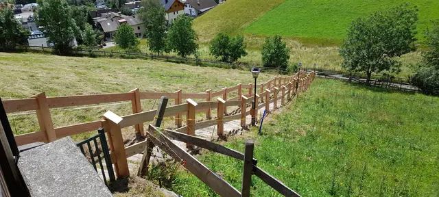 Die Stiege steht, ebenso wie das traditionsreiche Gasthaus (derzeit findet gerade ein Pächterwechsel statt) und der angeschlossene Schießstand, im Privateigentum der Schützengesellschaft Hötting.  | Foto: Bernd Stracke