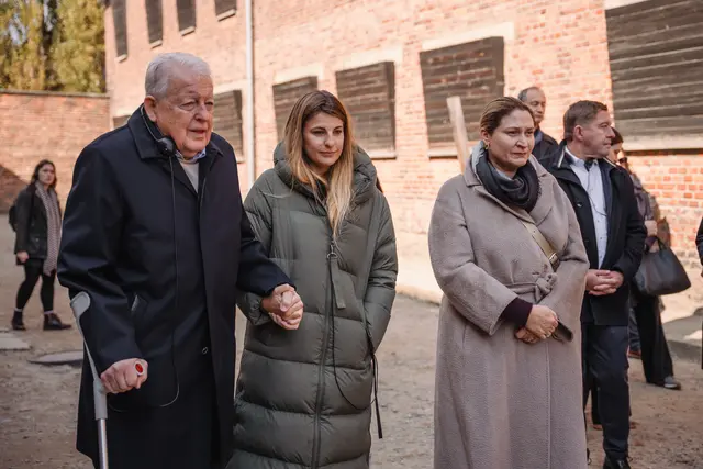 Altkanzler Franz Vranitzky, seine Enkelin Olivia Knehs-Vranitzky und Stadträtin Barbara Novak gedenken den Opfern des Holocaust. | Foto: Mateusz Golomb/Okiem Sportowca
