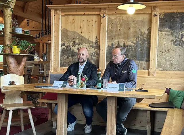 Hannes Royer (Land schafft Leben) und Georg Bliem (Planai-Bahnen) informierten über Synergie-Effekte von Landwirtschaft und Tourismus. | Foto: MeinBezirk/Christoph Schneeberger