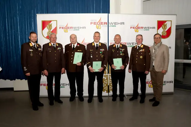 Im Zuge des Bereichsfeuerwehrtages kam es zu zahlreichen Auszeichnungen verdienter Kameraden – die einzige Belohnung für ihre ehrenamtliche Tätigkeit. | Foto: BFV/Bernd Strohhäussl