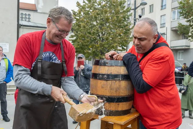 Bezirksvorsteher Georg Papai (SPÖ) übernahm den offiziellen Bieranstich. | Foto: René Brunhölzl/MeinBezirk