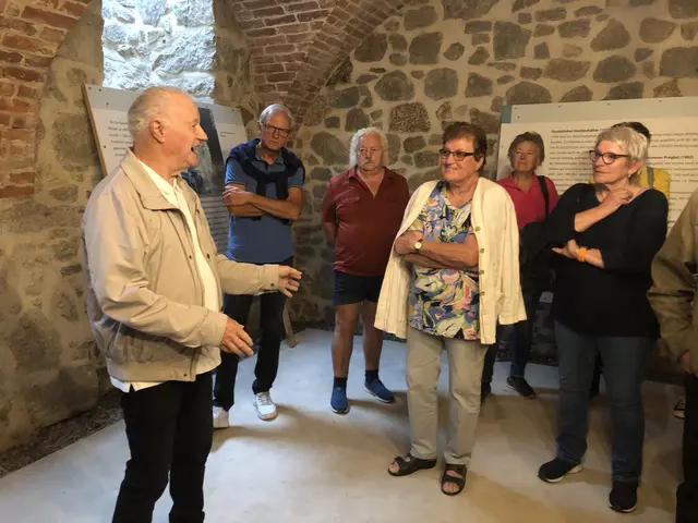 Historischer Klosterkeller: Karl Sattler aus Windhaag (links) bei der Vorstellung des Ausstellungsgeländes. | Foto: grufka 