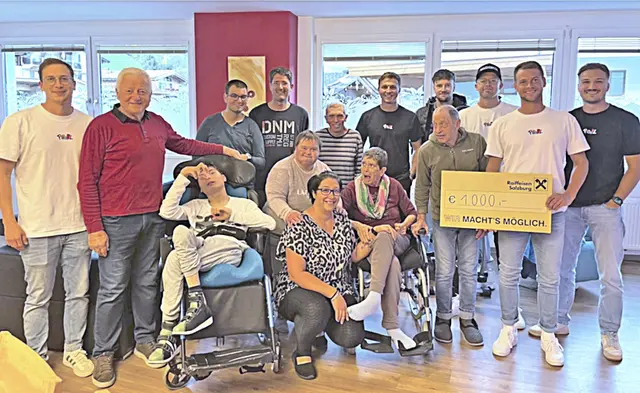 Obmann Fabian Lemberger übergab mit seinen Vereinsmitgliedern den Spendenscheck über 1.000 Euro im Wohnhaus der Lebenshilfe Bramberg. | Foto: Lebenshilfe
