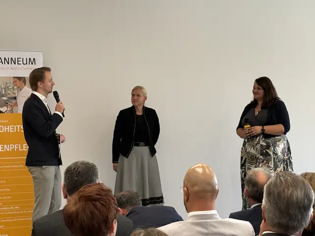 Eva Mircic und Christina Kandutsch (beide FH) im Gespräch mit Moderator Mathias Pascottini. | Foto: MeinBezirk/Angelika Kern