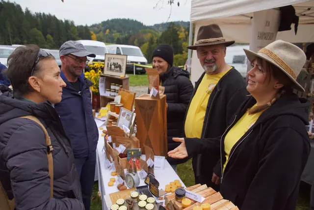 Renate und Peter Kainberger aus Lembach interssierten sich besonders für das Pechölbrennen am Stand von Andrea Schürz.  | Foto: Helmut Eder