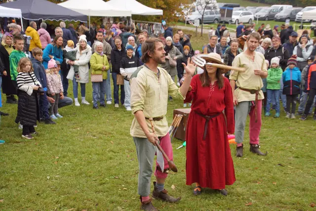 Die Gauklergruppe Halibux begeisterte Jung und Alt bei ihren Darbietungen in der Wiese.  | Foto: Helmut Eder
