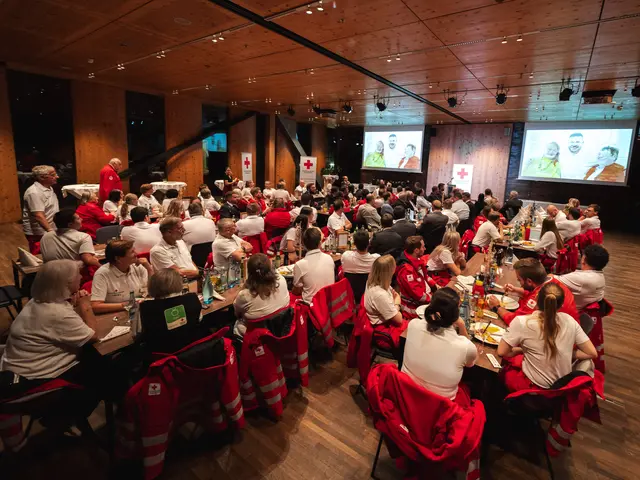 Rund 100 Rotkreuzler:innen aus dem Bezirk Schwaz versammelten sich in der SichtBAR in Fügen.

 | Foto: Rotes Kreuz/Ringler