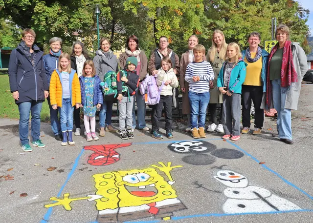 Die Freude über die neue Elternhaltestelle in Ebensee ist groß. | Foto: Hörmandinger