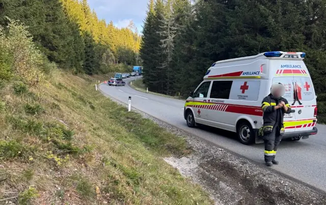 Die L148 sei während der Versorgung des Verletzten und der Bergung des Motorrads für den gesamten Verkehr gesperrt gewesen. | Foto: Feuerwehr Frantschach - St. Gertraud