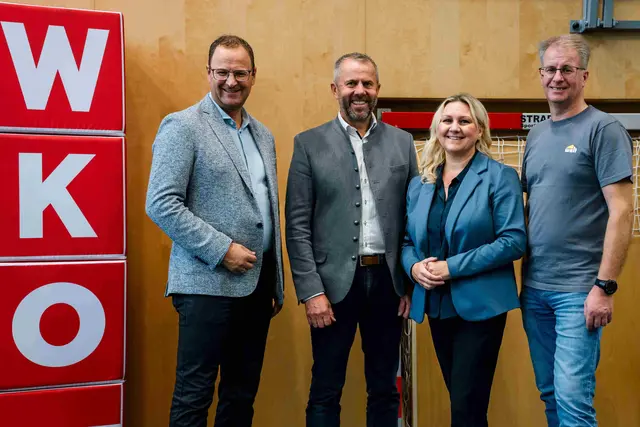 Martin Ettinger (Obmann WKO Gmunden), Bürgermeister Rudolf Raffelsberger, Sigrid Schuster (Leiterin WKO Gmunden), Martin Grill-Kiefer (Firma Wolf). | Foto: Pfatschbacher Photography