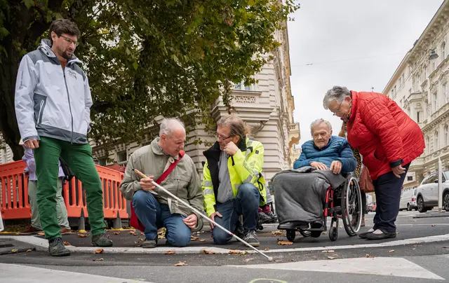 Am Montag, 13. Oktober, war die erste gemeinsame Begehung mit Rollstuhlfahrer:innen und dem Blinden- und Sehverband in der Franz-Josef-Straße.  | Foto: Stadt Salzburg/Alexander Killer