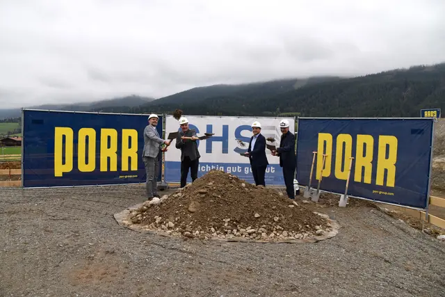 Martin Mimm (GHS, Kaufmännischer Vorstand), Bgm Nikolaus Manzl, LA Christian Kovacevic und Dietmar Waldeck (GHS, Technischer Vorstand) (v.l.) beim Spatenstich zum Wohnprojekt „Blaiknerfeld“ in Ellmau.  | Foto: Barbara Fluckinger
