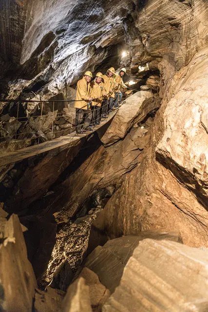 Teil der Wintertour „Gletscher^3“ ist ein Besuch der Spannagelhöhle am Hintertuxer Gletscher.
 | Foto: shootandstyle