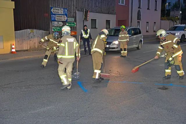 Am Pkw sowie am Motorrad entstand erheblicher Sachschaden. | Foto: ZOOM.Tirol