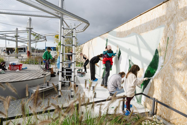 Beim offenen Workshop mit Künstlerin "nani chula" konnten Besuchende selbst zu Pinsel und Spraydose greifen. Das Ergebnis ist an der Seestadtpromenade nahe dem Zaha-Hadid-Platz zu sehen. | Foto: Luiza Puiu