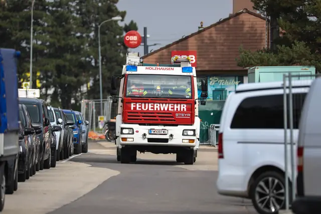 Ein Personenzug blieb auf der Westbahnstrecke mehrere Stunden lang bei Marchtrenk stecken und musste mittels Diesellokomotive abgeschleppt werden. | Foto: laumat.at