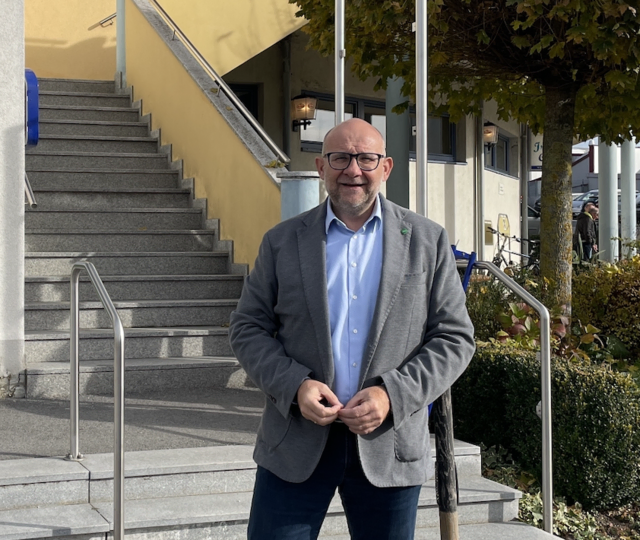 Bürgermeister Roland Datler vorm Kommunalzentrum in Gastern | Foto: Daniel Schmidt