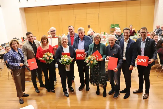 Ursula Lackner (li) und Werndorfs Gemeindevorstand ehrten langjährige Mitglieder der Sozialdemokratie.  | Foto: Edith Ertl