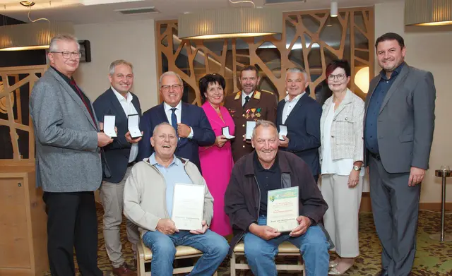 V. l. (stehend): Roland Grüll, Maximilian Jauker, Bürgermeister außer Dienst Herbert Kern, Elfriede Söllner-Babes, Thomas Stockinger, Roland Groiss, Bürgermeisterin Elisabeth Höfler und Vizebürgermeister Johannes Großruck.

V. l. (sitzend): Roman Sonnleitner und Alois Oberpeilsteiner, Christoph Kölbl war entschuldigt | Foto: Gemeinde