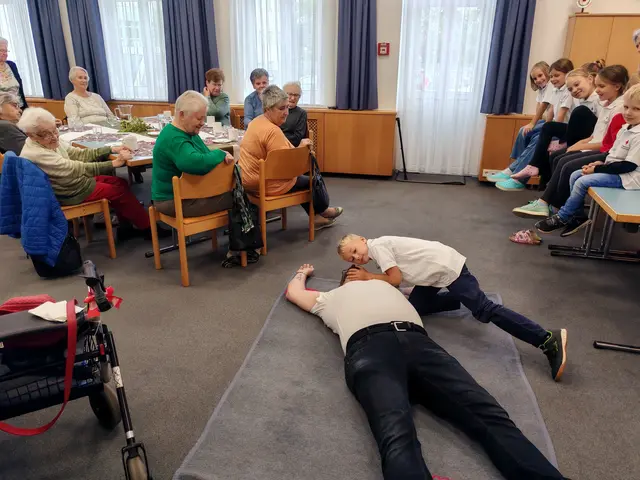 Unter dem Motto „Erste Hilfe ist kinderleicht“ lernten Senioren gemeinsam mit den jungen Helfern des Roten Kreuzes spielerisch die Grundlagen der Ersten Hilfe. | Foto: Rotes Kreuz Horn