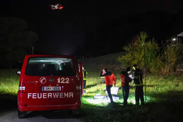 Auch Drohnen der Feuerwehr waren bei der großen Suchaktion im Einsatz. | Foto: laumat/Matthias Lauber