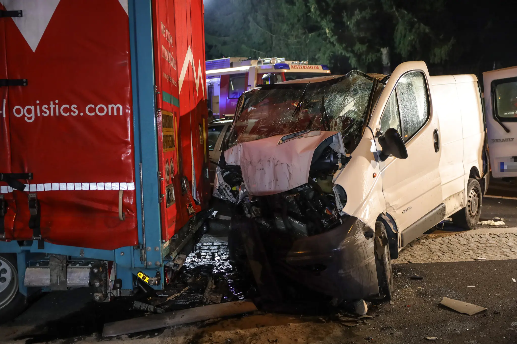 Serious crash on the A8 near Pichl: Small van crashes into the rear of a ...