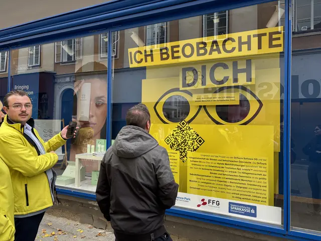 Mit einer interaktiven Schaufensteraktion macht "Ontrack" derzeit in der Albrechtgasse auf die Situation blinder und sehbehinderter Menschen aufmerksam.  | Foto: MeinBezirk/Antonia Unterholzer