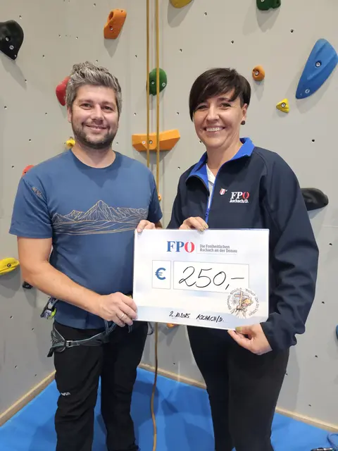 Alpenverein-Ortsgruppenleiter Benjamin Rammelmüller und FPÖ-Ortsparteiobfrau Elly Mayrhofer bei der Spendenübergabe. | Foto: FPÖ Aschach