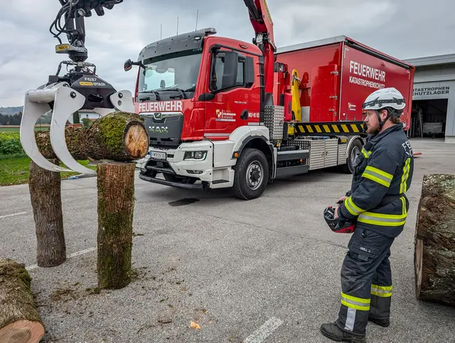 Bei der Weiterbildung wurde das richtige Umgehen mit dem Holzgreifer geübt.  | Foto: FF Wallern