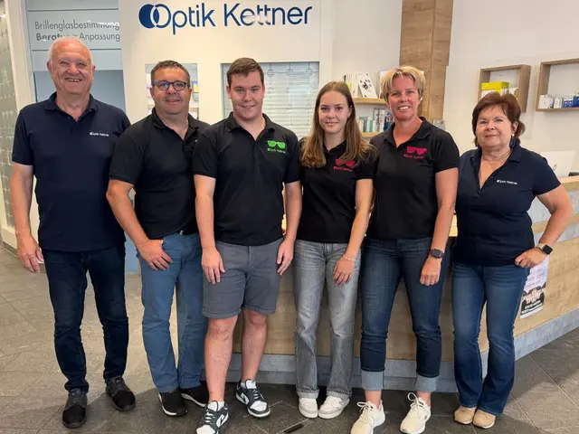 Hinter dem Namen "Optik Kettner" steht ein starkes Familienunternehmen mit mehreren Generationen: Anton, Georg, Thomas, Kathi, Christa und Inge.  | Foto: Kettner