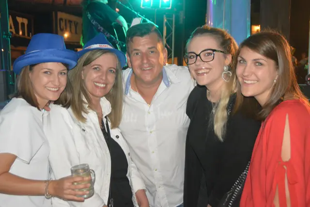 Fotoshooting mit den Fans: Hanna Scheck, Heidi Urban, Marc Pircher, Kathrin Urban, und Lena Scheck | Foto: Michael Strini