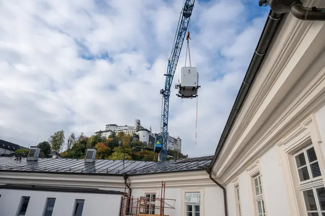 Spektakuläre wurde das neuen MRT-Gerät ins Krankenhaus der Barmherzigen Brüder in der Stadt Salzburg gehoben. | Foto: Neumayr/Moser