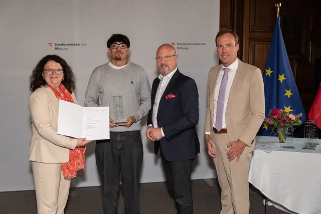 von links Sektionsleiterin Doris Wagner BEd MEd, Landessieger Salzburg Can Kayac, Gruppenleiter Mag. Martin Bauer, MSc, päd. Koordinator Mag. Bernd Liebenwein | Foto: Bildungsministerium