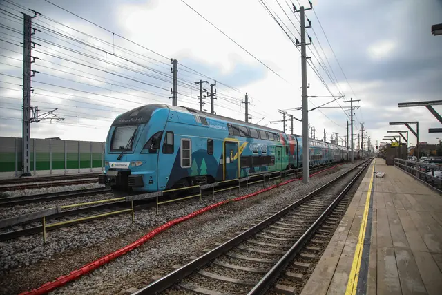 Ein Personenzug blieb auf der Westbahnstrecke mehrere Stunden lang bei Marchtrenk stecken und musste mittels Diesellokomotive abgeschleppt werden. | Foto: laumat.at