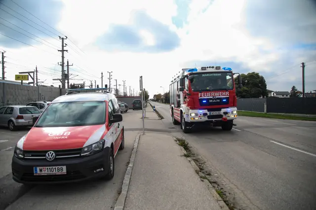 Ein Personenzug blieb auf der Westbahnstrecke mehrere Stunden lang bei Marchtrenk stecken und musste mittels Diesellokomotive abgeschleppt werden. | Foto: laumat.at