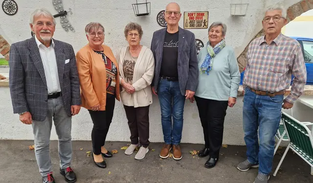 Heinrich Hentschel, Inge Leinwather, Susi Dostalek, Andi Maurer, Anni Trapl und Karl Dostalek sind im Vorstand der Trautmannsdorfer Senioren.  | Foto: Heinrich Hentschel