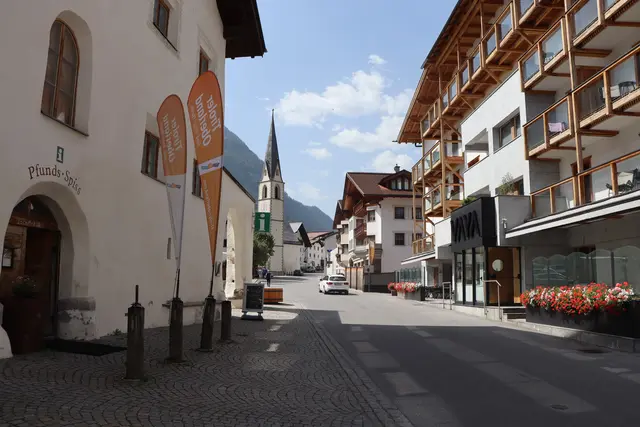 Auf der Reschenbundesstraße im Gemeindegebiet von Pfunds verlor der Pkw-Lenker die Kontrolle über sein Fahrzeug und kollidierte mit dem entgegenkommenden Wohnmobil.
 | Foto: Celina Leitner