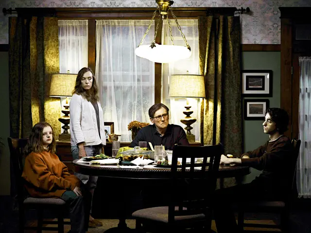 Hereditary, von links: Milly Shapiro, Toni Collette, Gabriel Byrne, Alex Wolff, 2018. | Foto: Everett Collection / Everett Collection / picturedesk.com