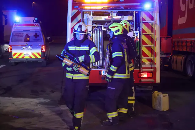 Komplett demoliert: Kleintransporter kracht gegen Mitternacht ungebremst gegen das Heck eines Lkw auf der A8 Innkreisautobahn bei Pichl. | Foto: laumat.at