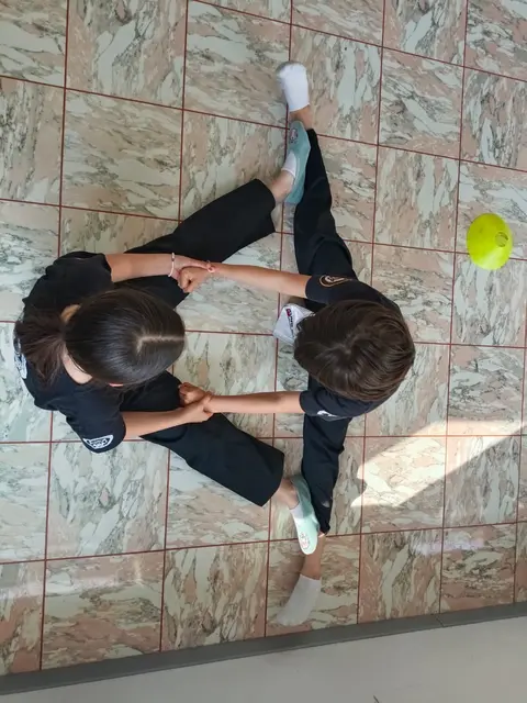 Um Selbstsverteidigung zu erlernen, bedarf es nicht körperlicher Stärke. Mit der Kampfkunst Wing Tsjun lernen die Teilnehmenden wie man mit äußerst durchdachten Prinzipien körperlich überlegenen Gegner entgegentritt. | Foto: Wing Tsjun Wien