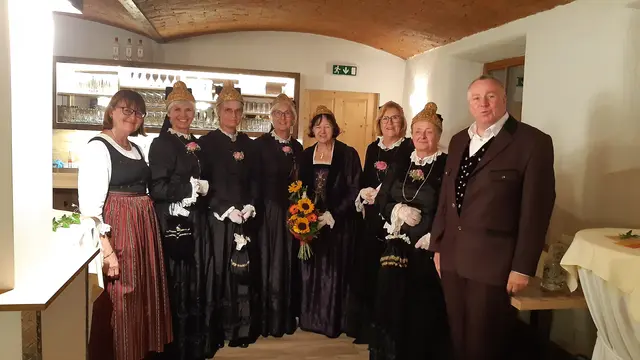 Frau Monika Plieschnegger inmitten der Hermagorer Bürgerfrauen, flankiert von Waltraud Puntigam und Armin Schertler | Foto: privat/Waltraud Puntigam