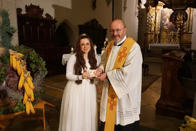 Natascha-Rafaella übergibt Pater Clemens die Spende. | Foto: privat