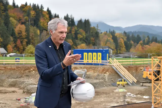 GHS setzt beim Wohnprojekt unter anderem auf eine Pelletsanlage und benützt nachhaltige Materialien, erklärte Dietmar Waldeck (GHS-Vorstand).  | Foto: Barbara Fluckinger