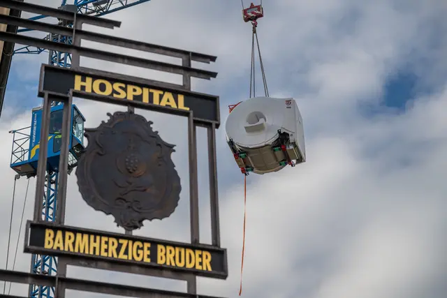 Das im Betrieb 4,2 Tonnen schwere Gerät wurde am heutigen Dienstagvormittag mithilfe eines Autokrans ins Krankenhaus der Barmherzigen Brüder gehoben. | Foto: Neumayr/Moser