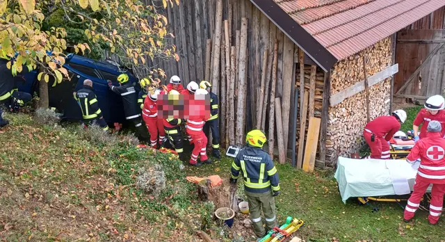 Das Auto kam ins Rollen und krachte schließlich gegen ein Stadl.   | Foto: laumat/Matthias Lauber