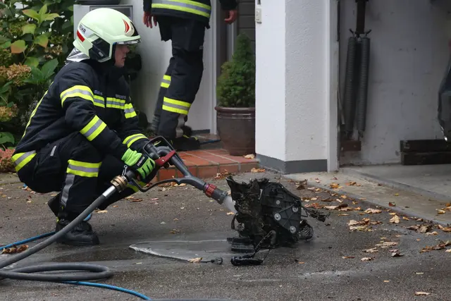 In einem Keller eines Reihenhauses in Thalheim bei Wels hatte ein Entfeuchtungsgerät zu brennen begonnen und löste einen Löscheinsatz aus. | Foto: laumat.at